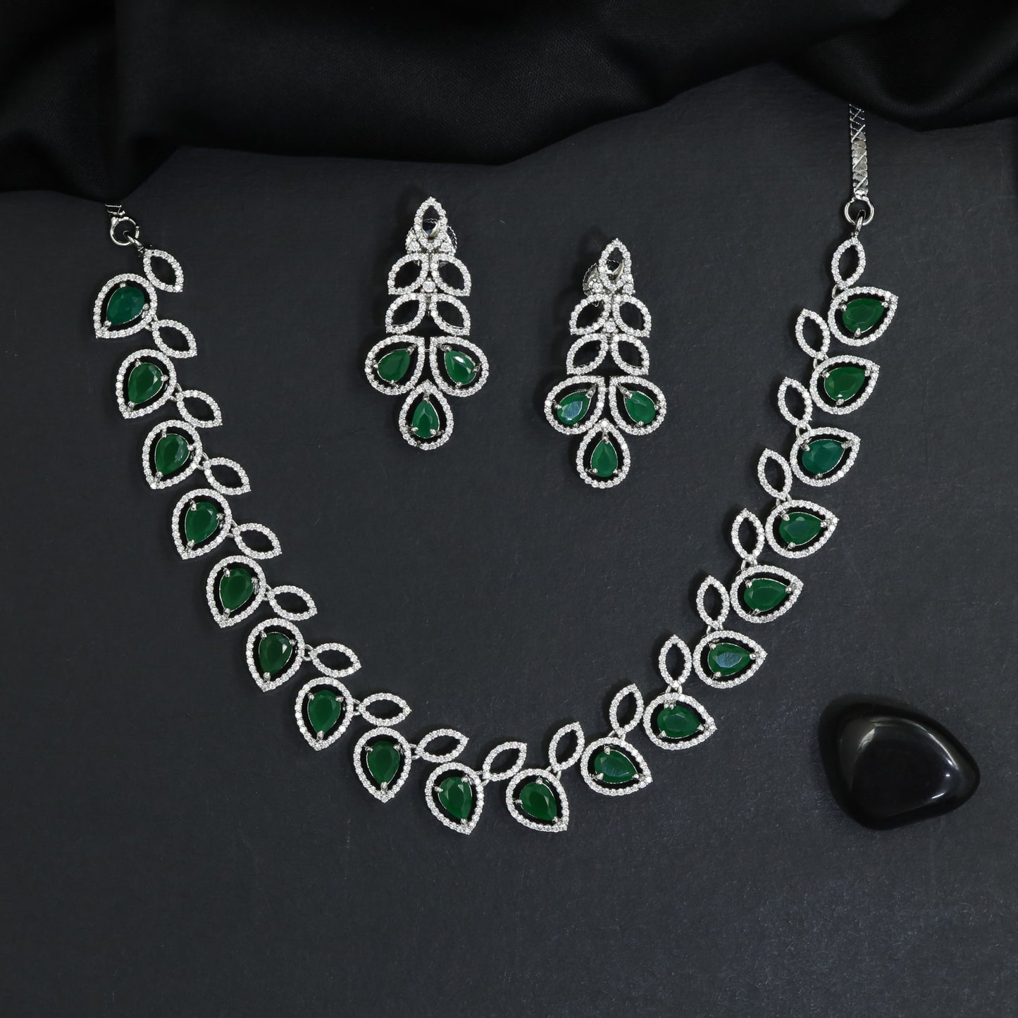 Heirloom Pear Drop Rhodium Necklace Set with Scalloped Link Design