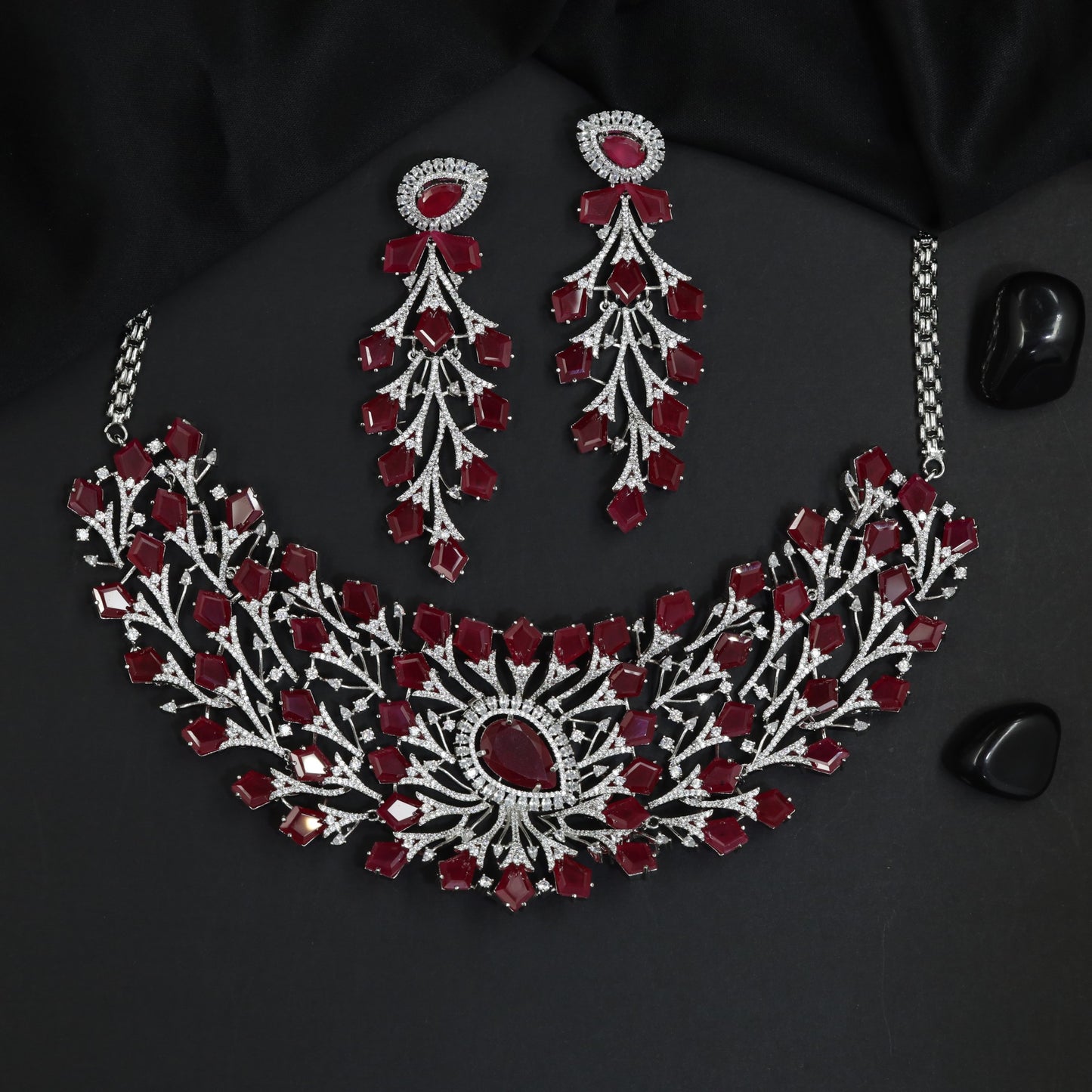 Interlinked Leaf Rhodium Choker with Floral Centre Design