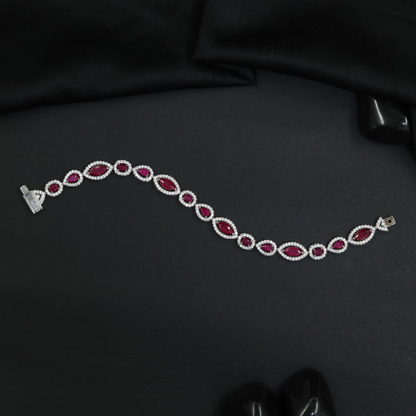 Timeless rhodium bracelet with oval and teardrop design