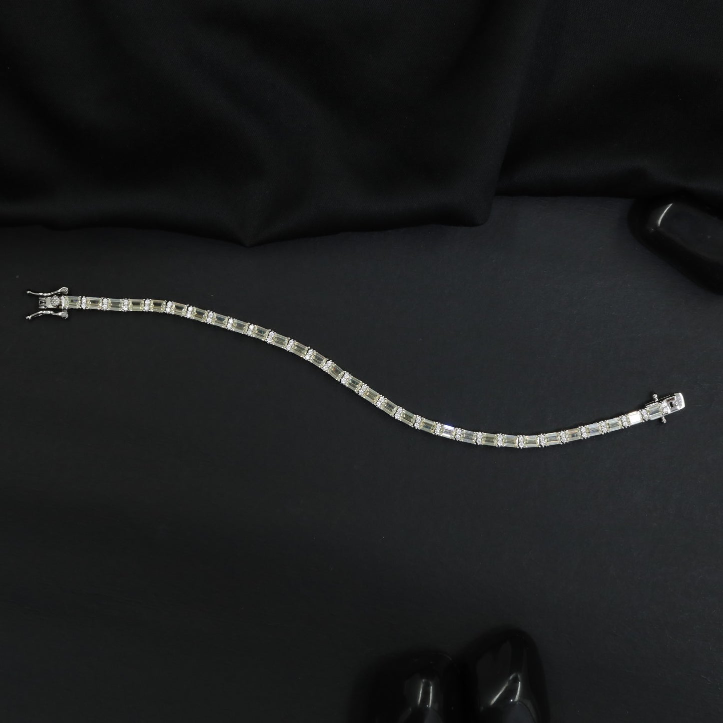 Fashion rhodium bracelet showcasing alternating motif artistry