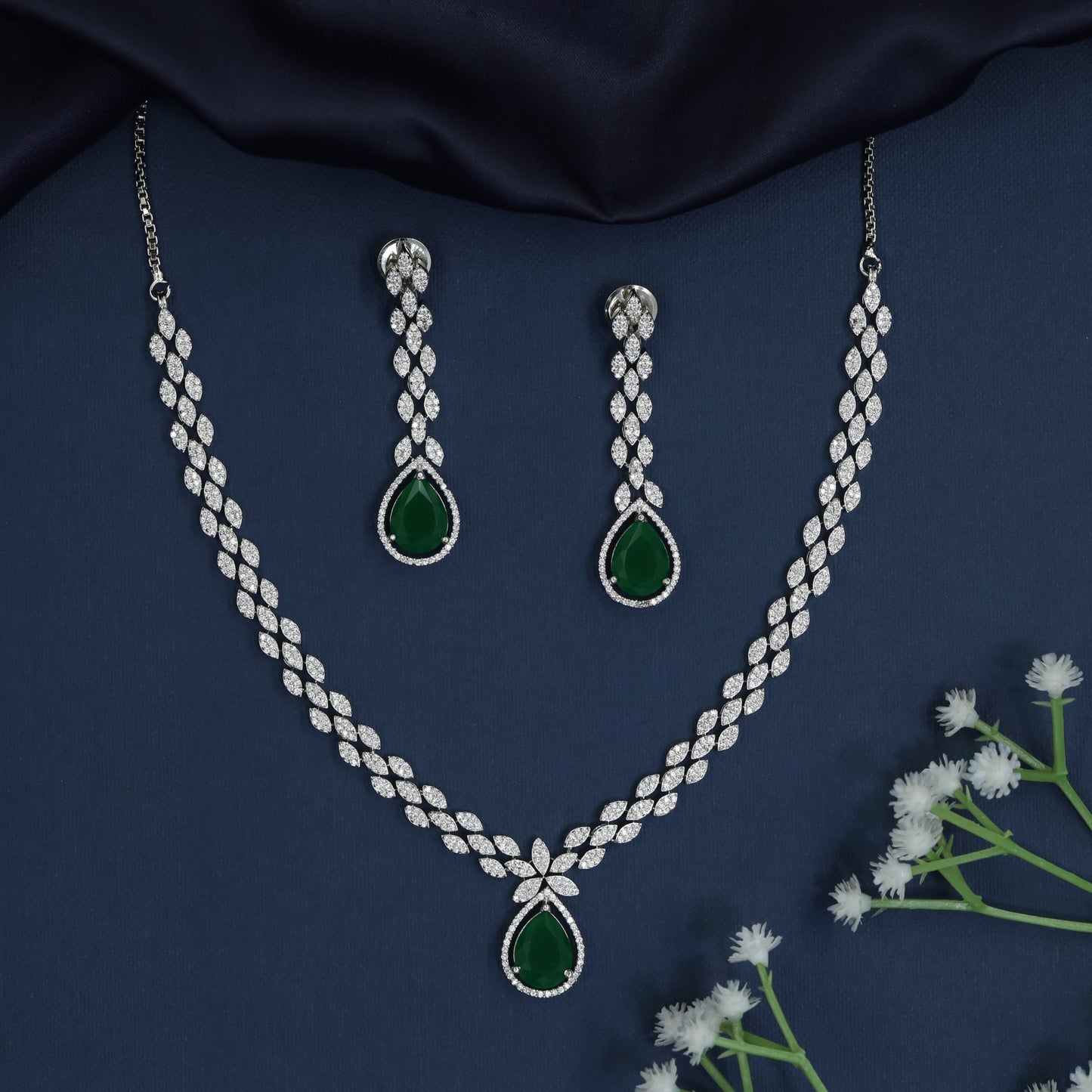 Prestige rhodium necklace with symmetrical craftsmanship
