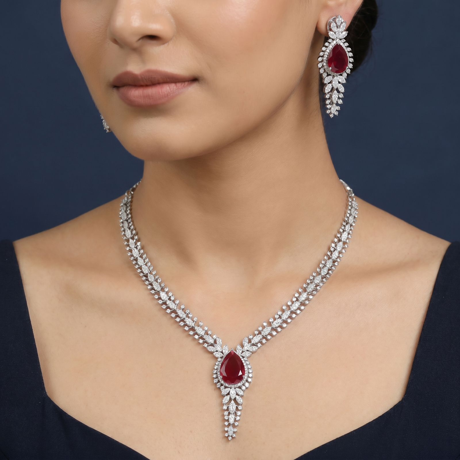 Teardrop Frame Necklace with Graduated Pendant Design