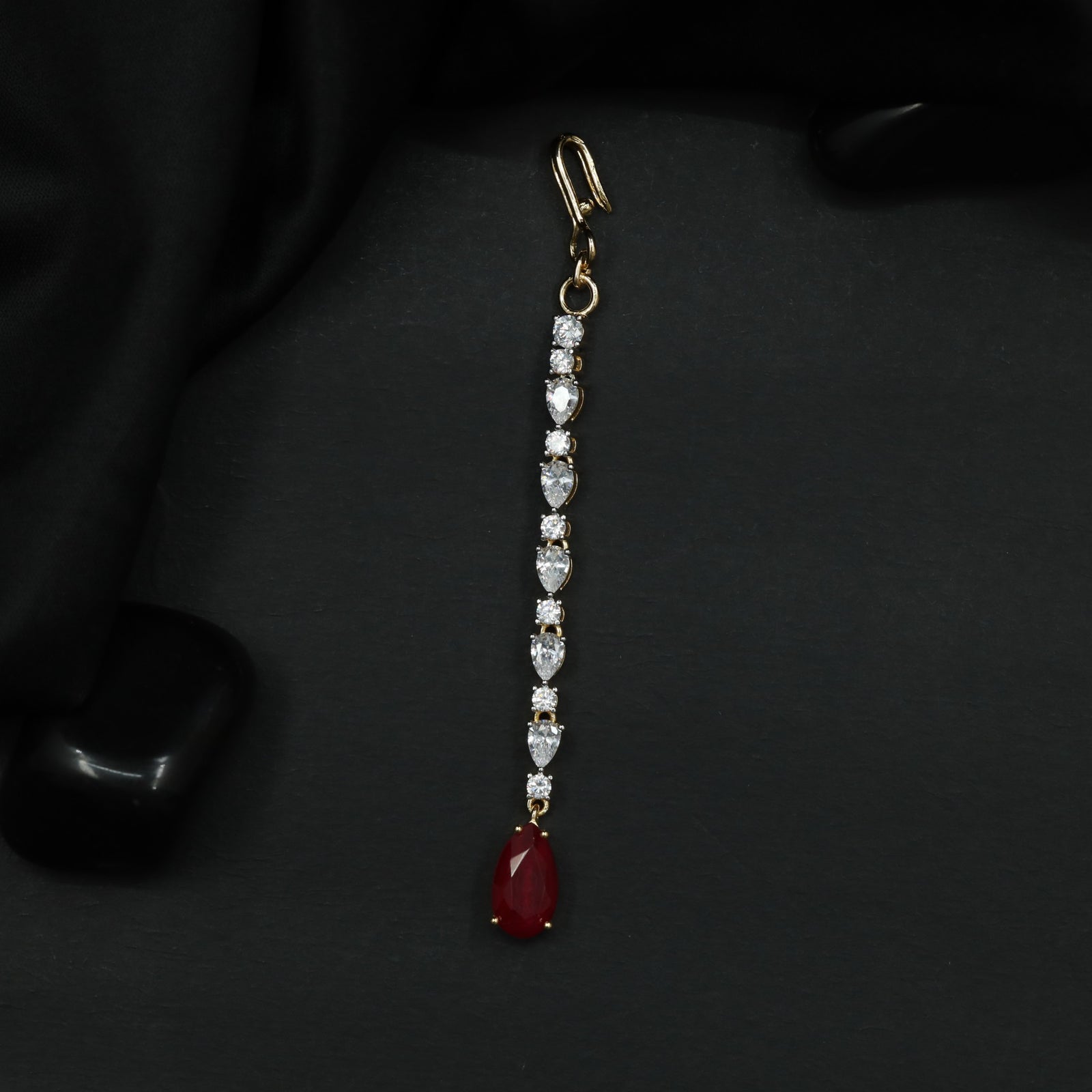 Elegant Tikka with Graduated Pear Elements and Pendant Detail