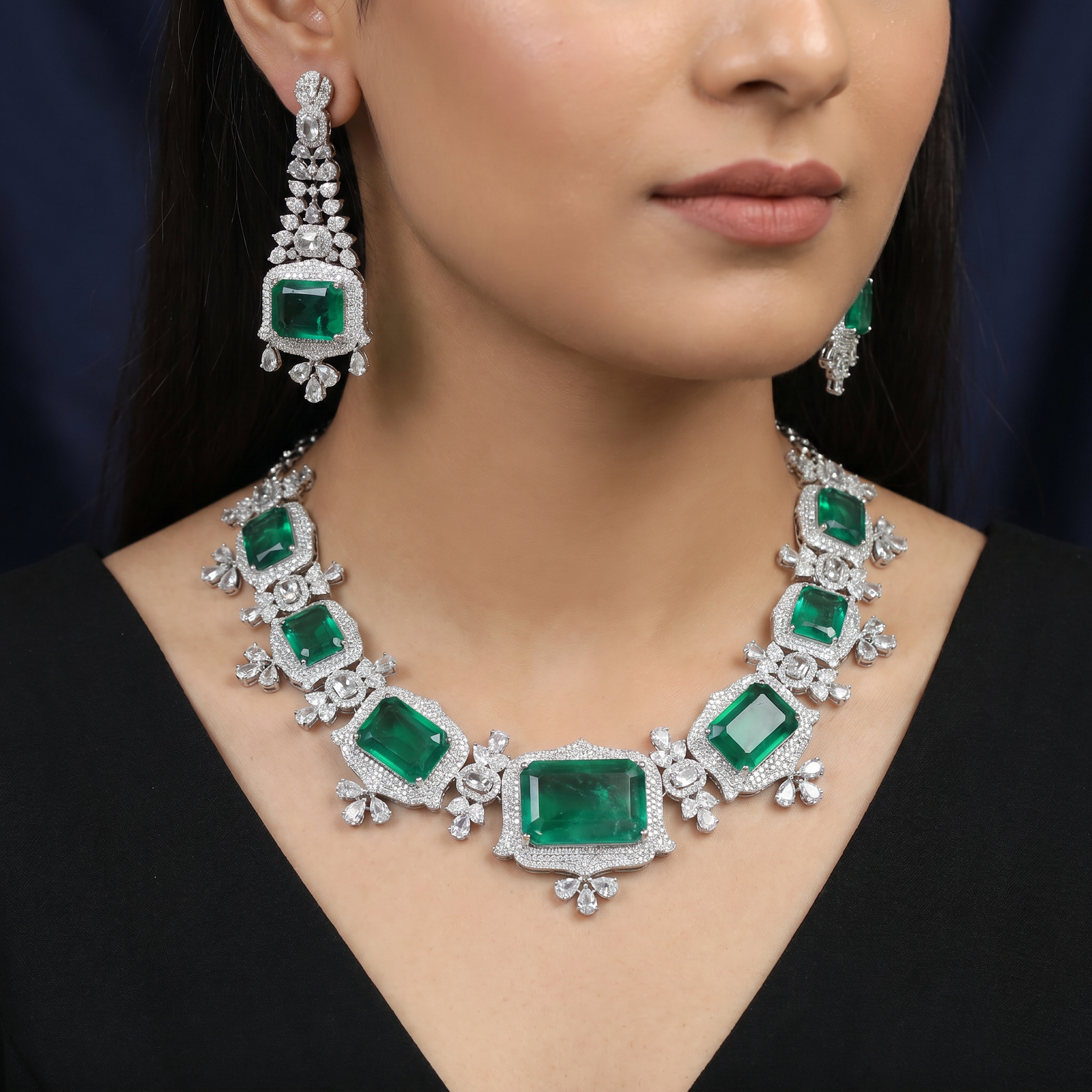 Pendant frame necklace with geometric station arrangement