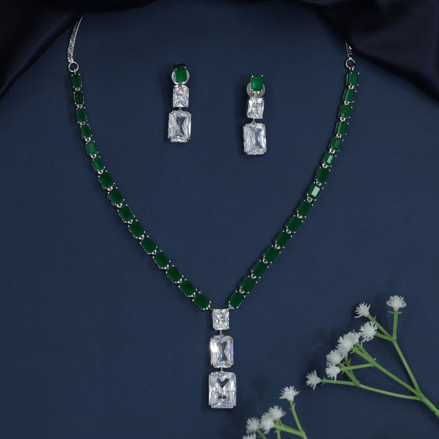 Pendant frame necklace with structured drop silhouette