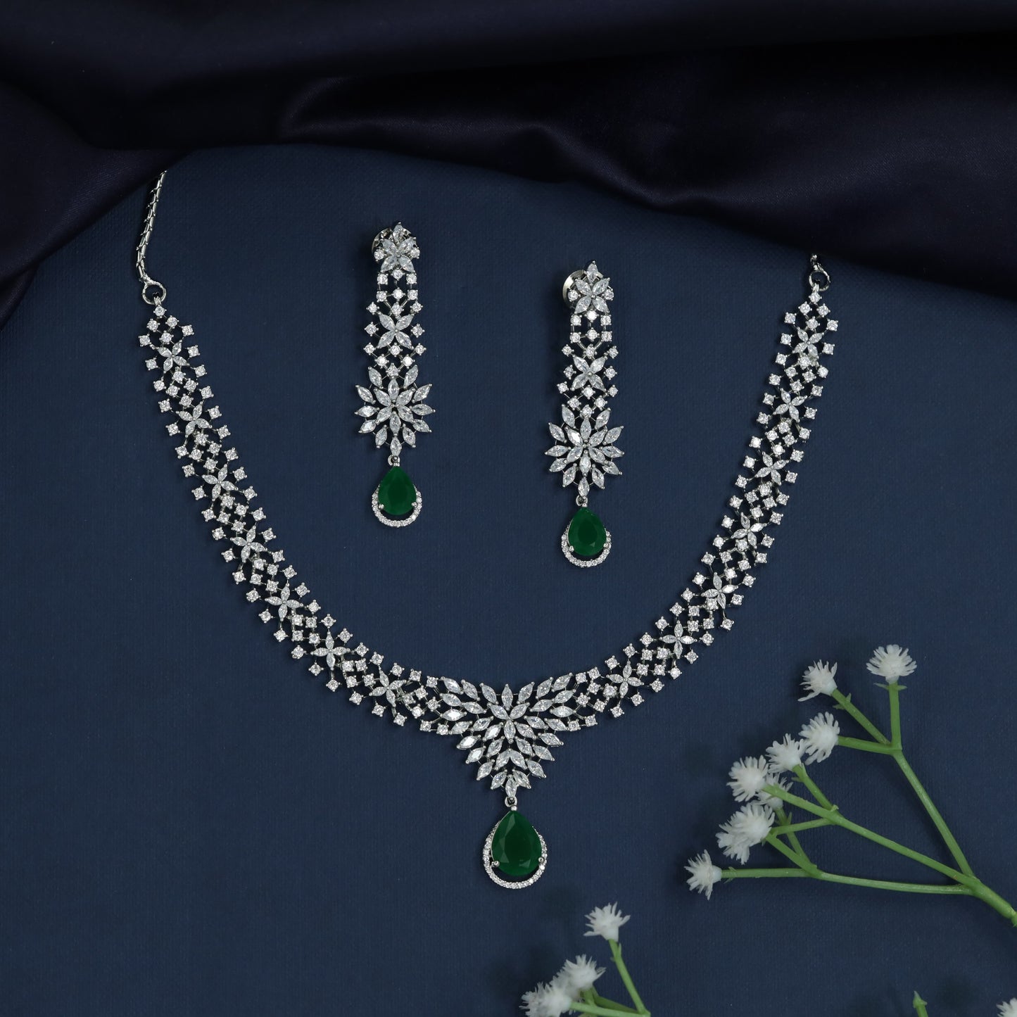 Party wear necklace with floral burst arrangement