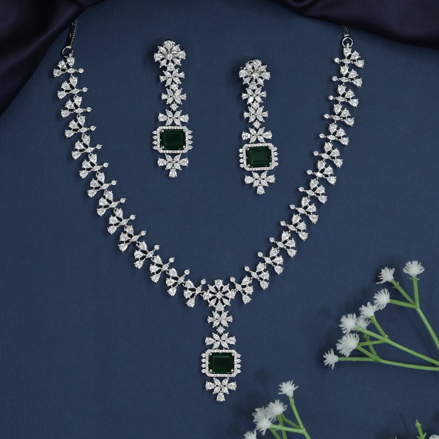 Occasion wear necklace with framed pendant styling