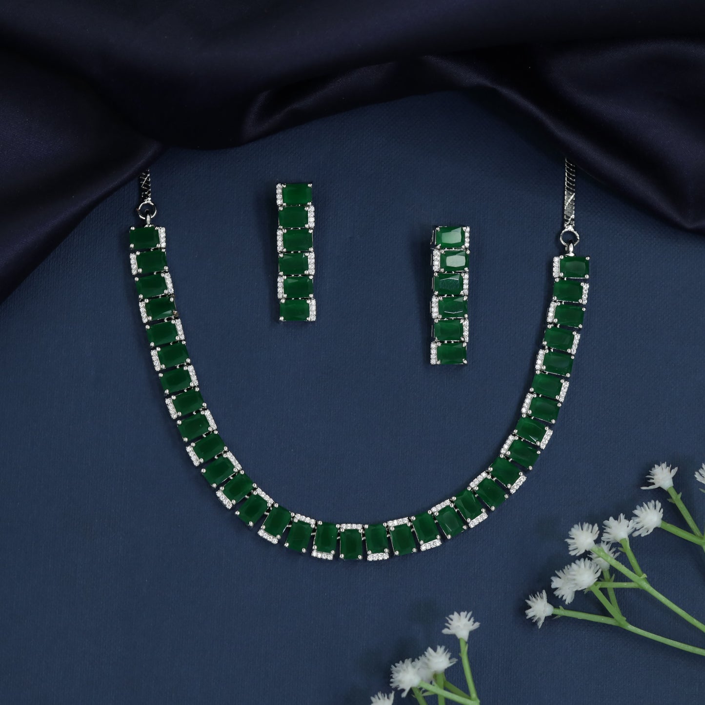 Rectangular link necklace with articulated collar construction