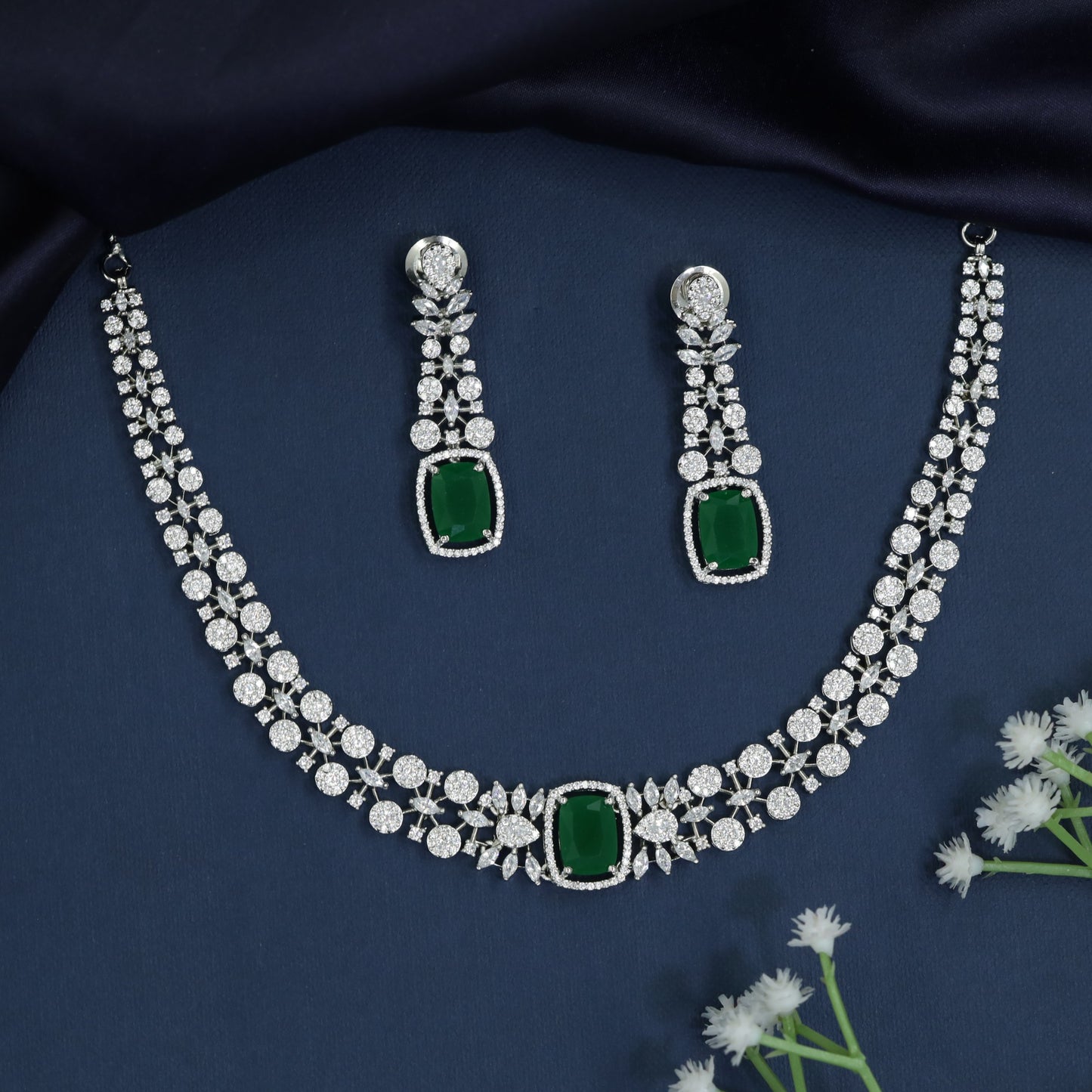 Fashion week select necklace with halo link arrangement