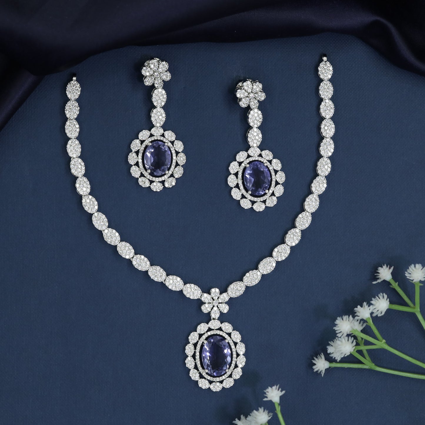 Rosette Gallery Necklace with Pavilion Halo Frames