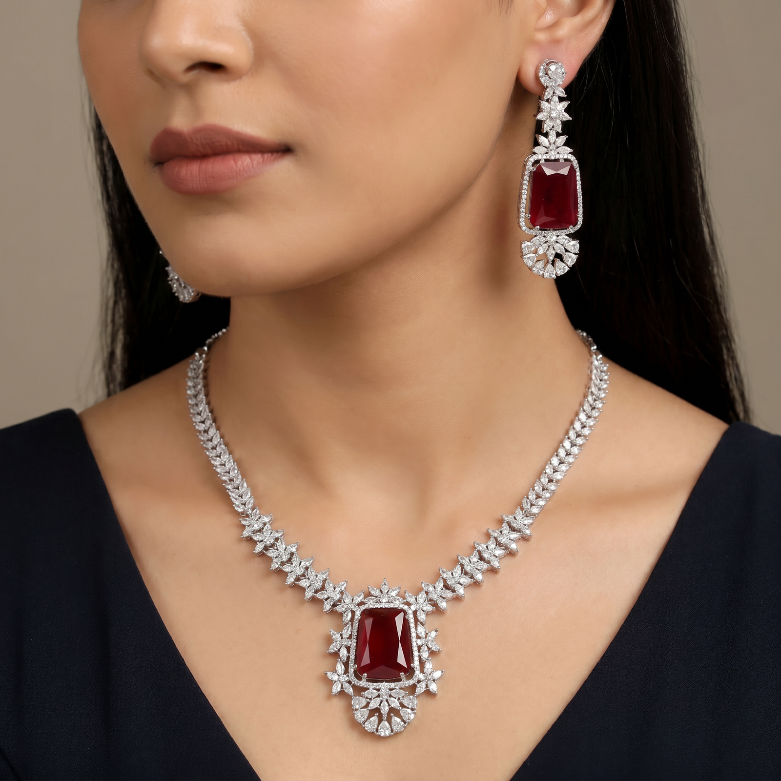 Crest Garland Necklace with Pavilion Drop Centerpiece