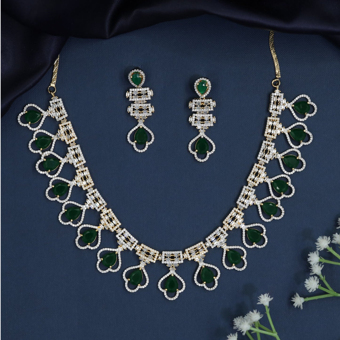 Signature Garland Gj Necklace with Rosette Clover Formation