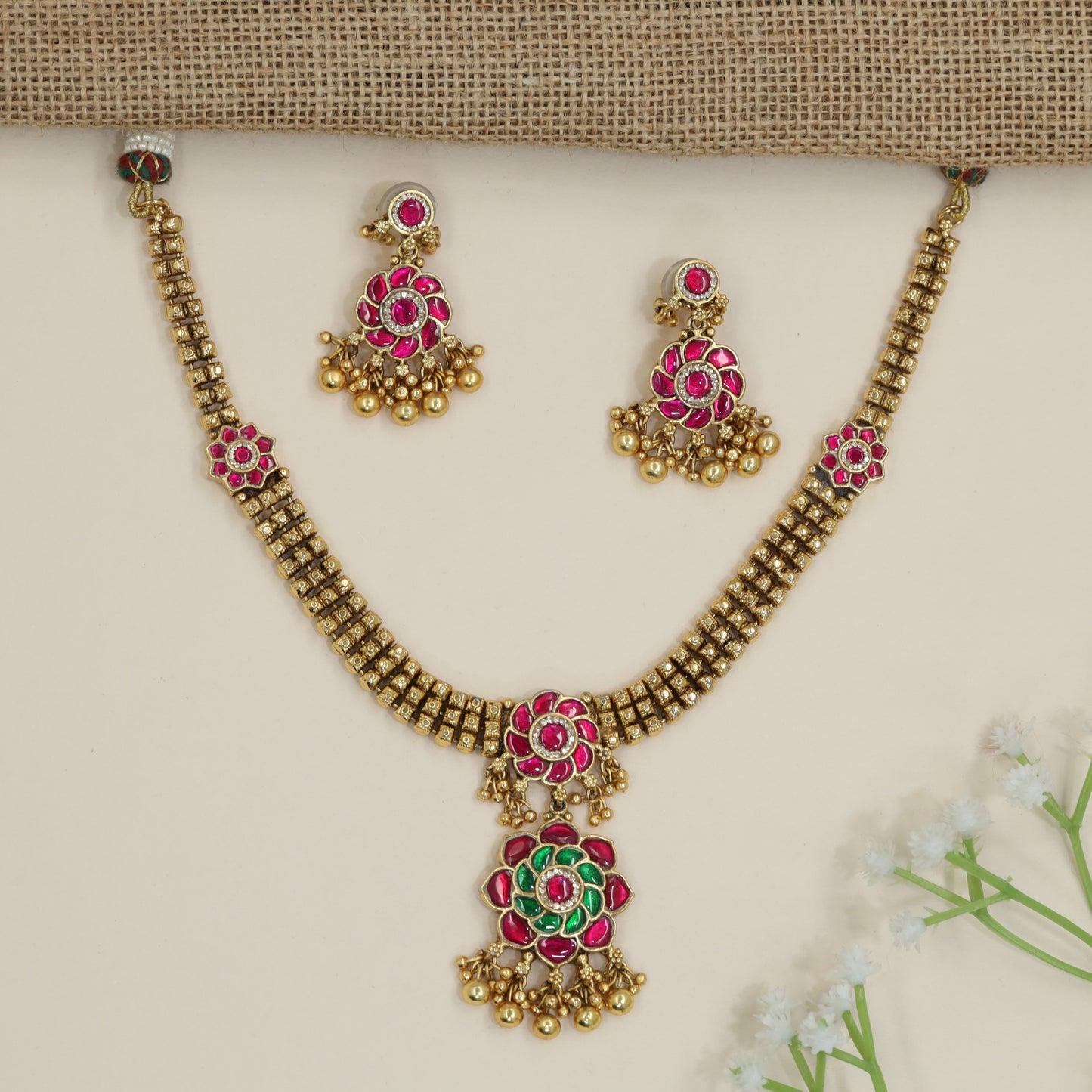 Classic flower motif necklace with sculpted rosette composition