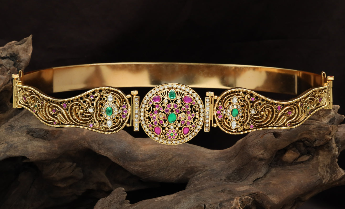 Jadau dabu with floral medallion centrepiece