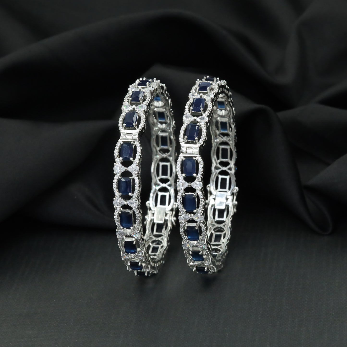 Contemporary bangles with articulated station links