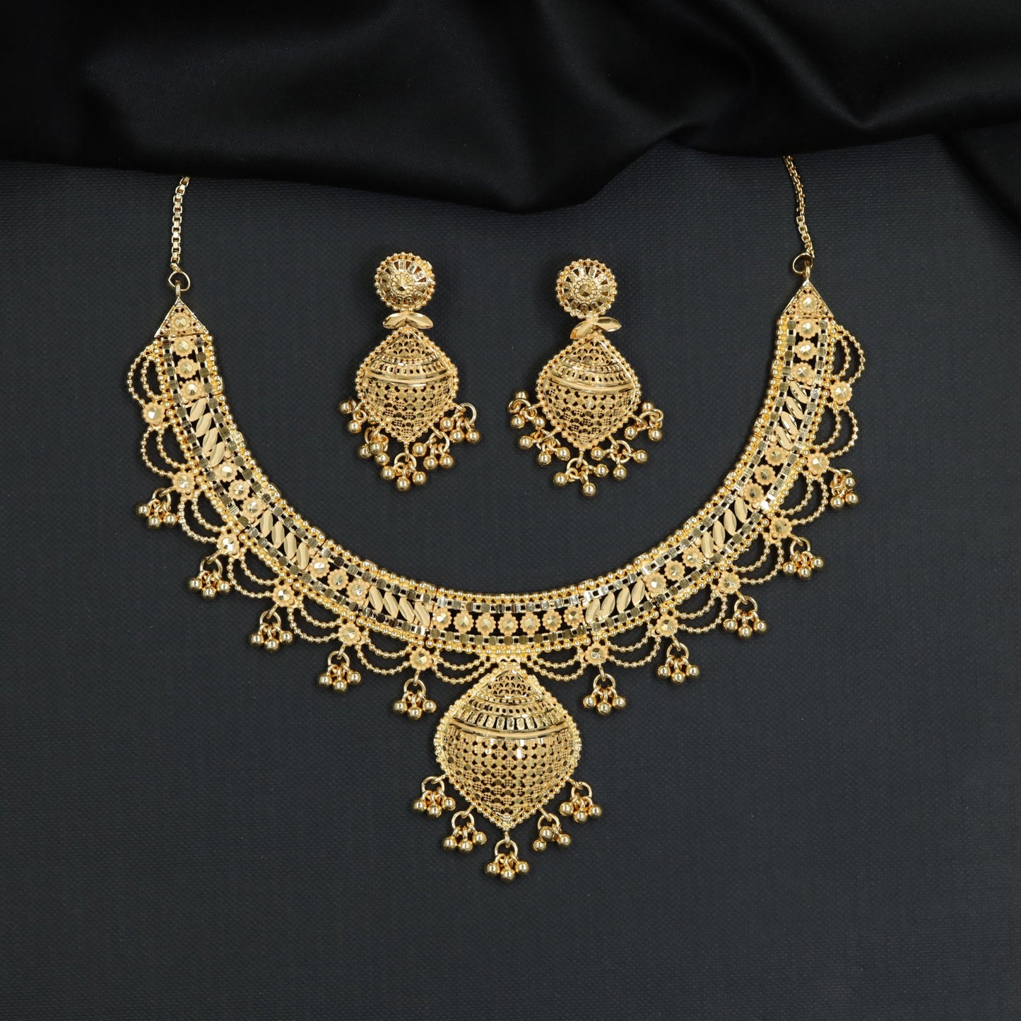 Broad collar style Forming Necklace featuring curved swag link trim