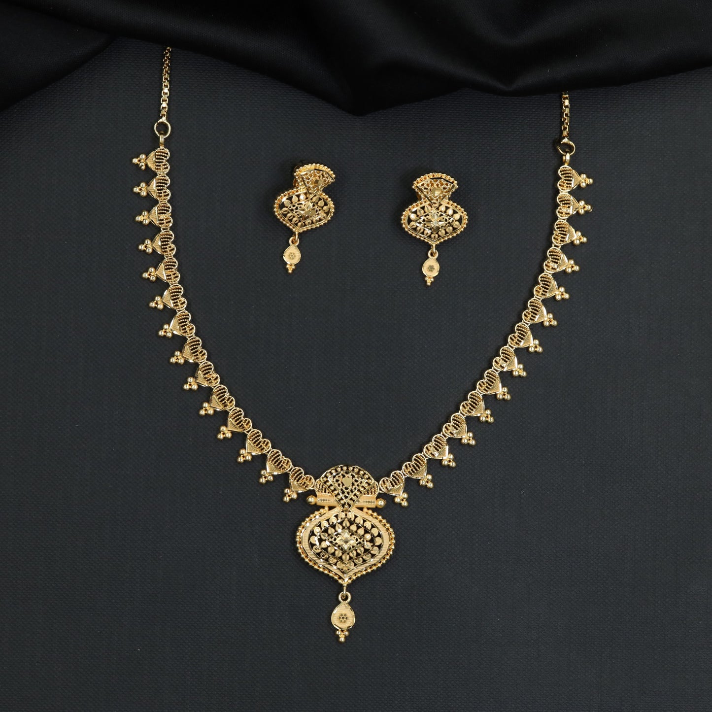 Auspicious ceremonial Forming Necklace styled with fine mesh detailing