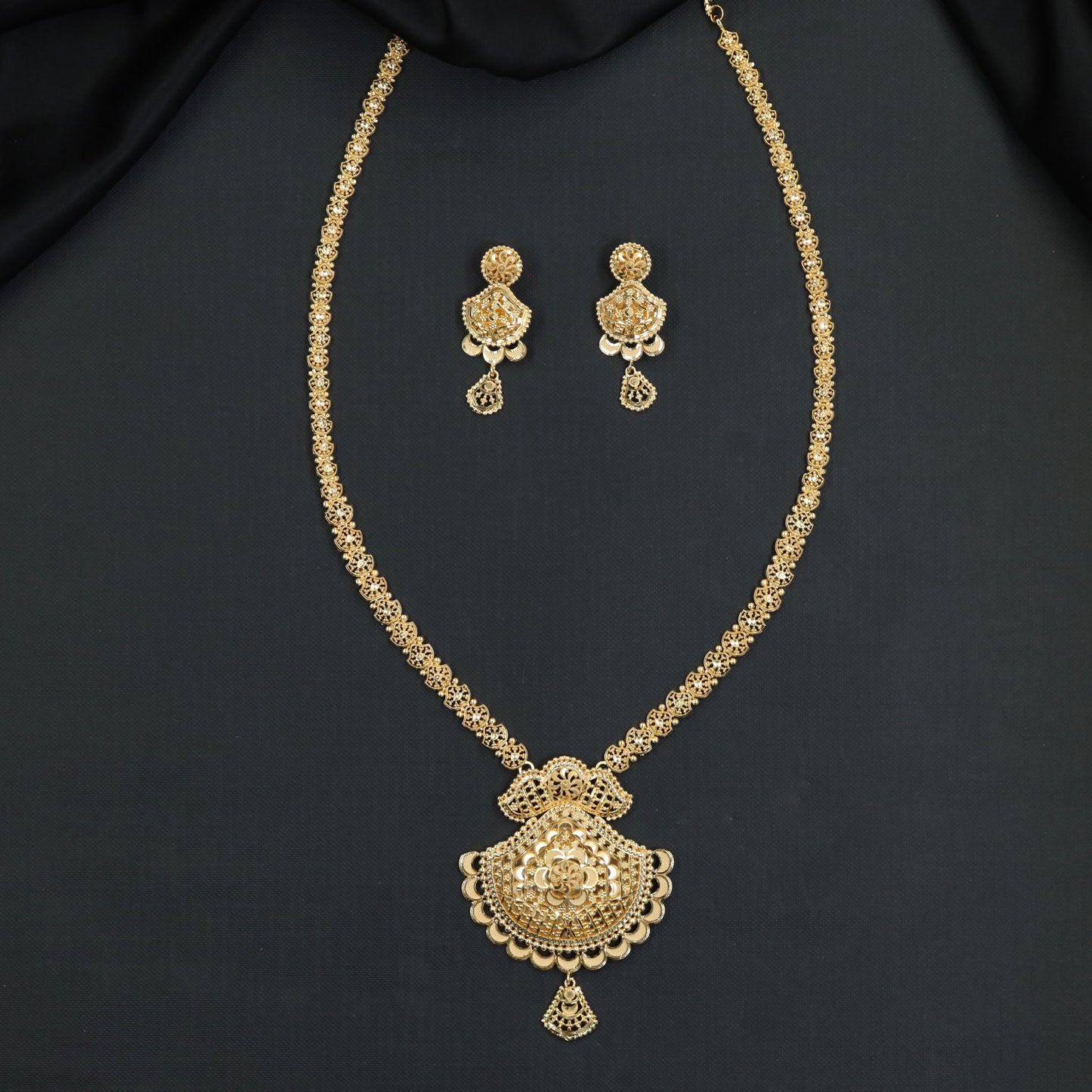 Traditional filigree craftsmanship with a scalloped floral centre Forming Long Haara
