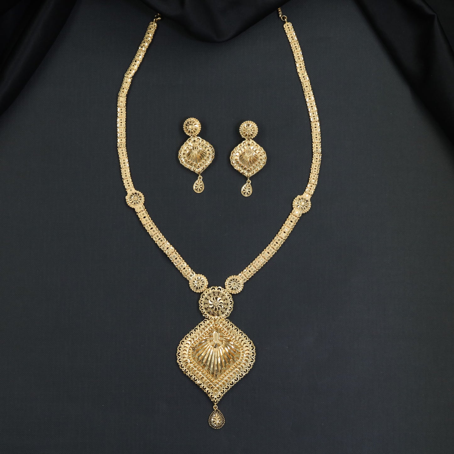Classic Filigree Linkage with a Distinctive Geometric Focal Point