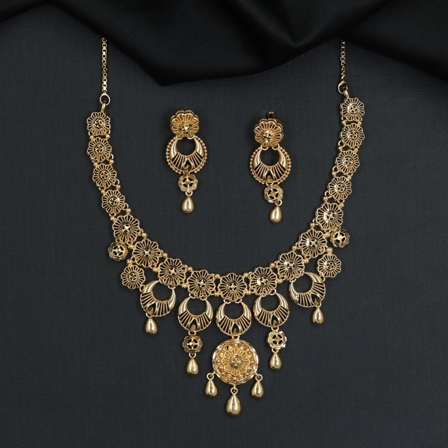 Heritage floral rosette chain with circular pendant fringe forming necklace