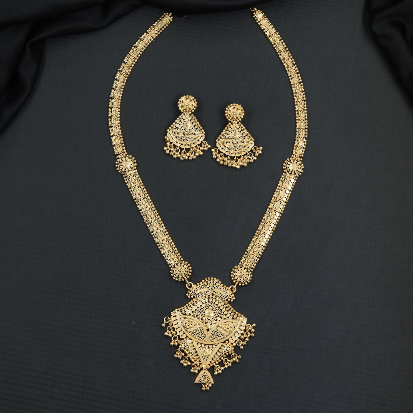 Structured Openwork Forming Long Haara with Scalloped Centre