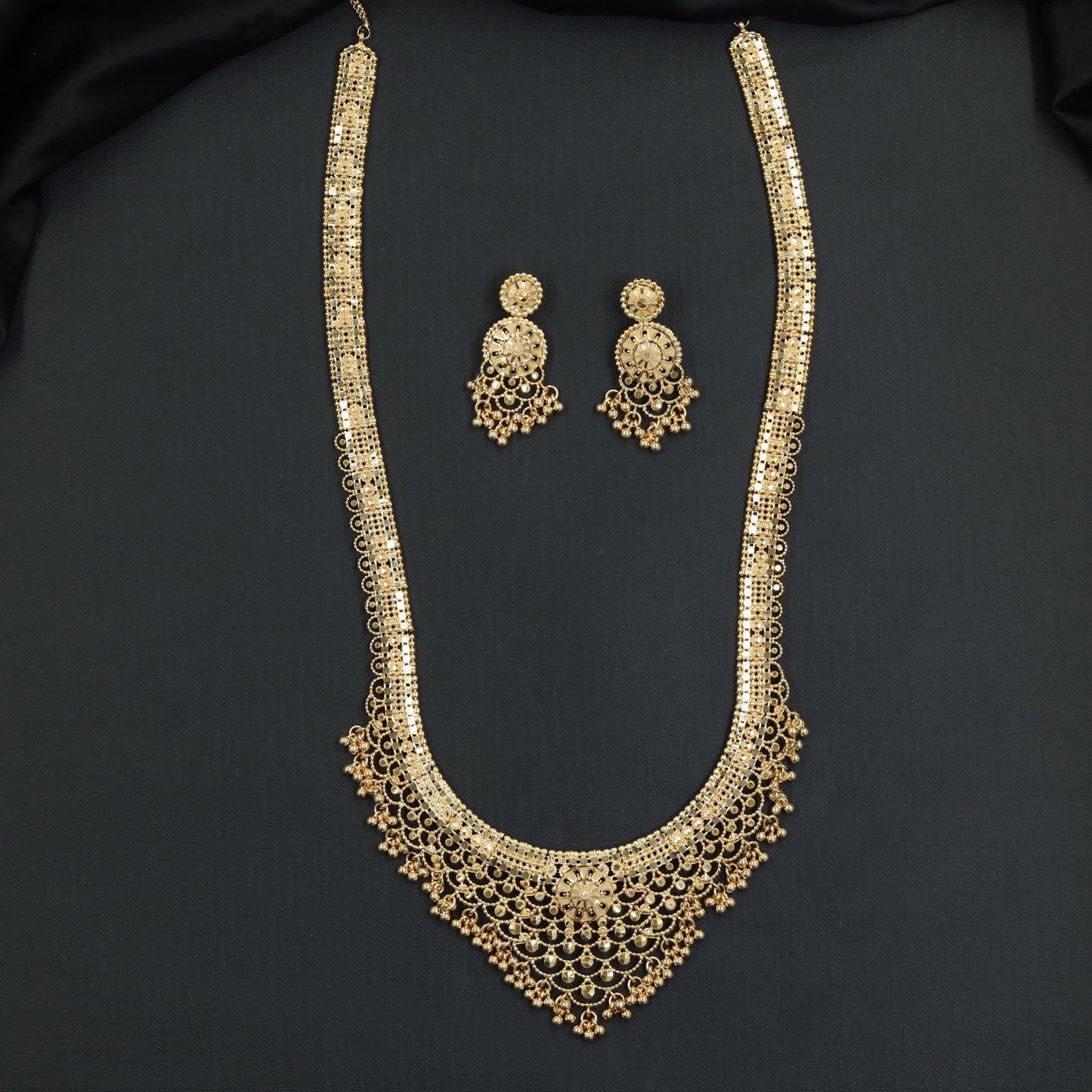 Traditional Openwork Forming Long Haara with Tapered Centrepiece