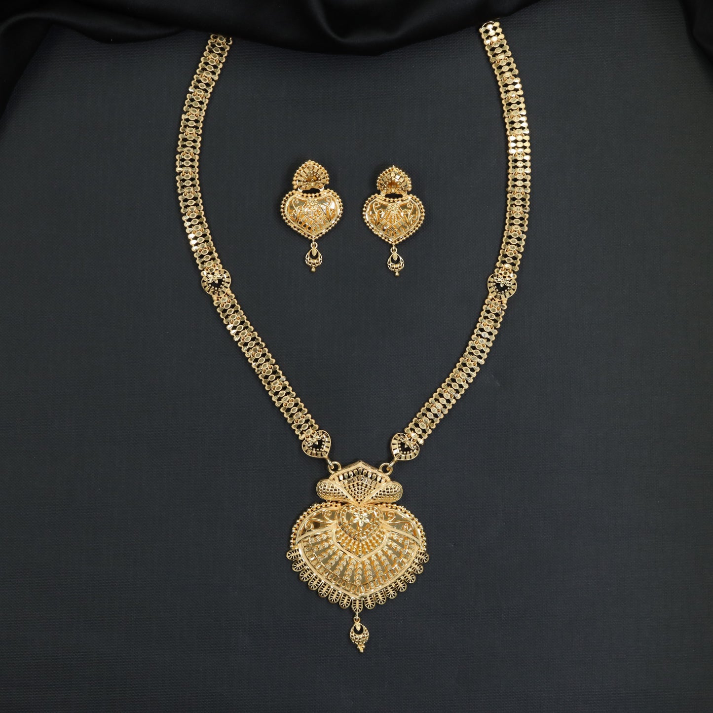 Radiant Centre Forming Long Haara with Circular Fringe