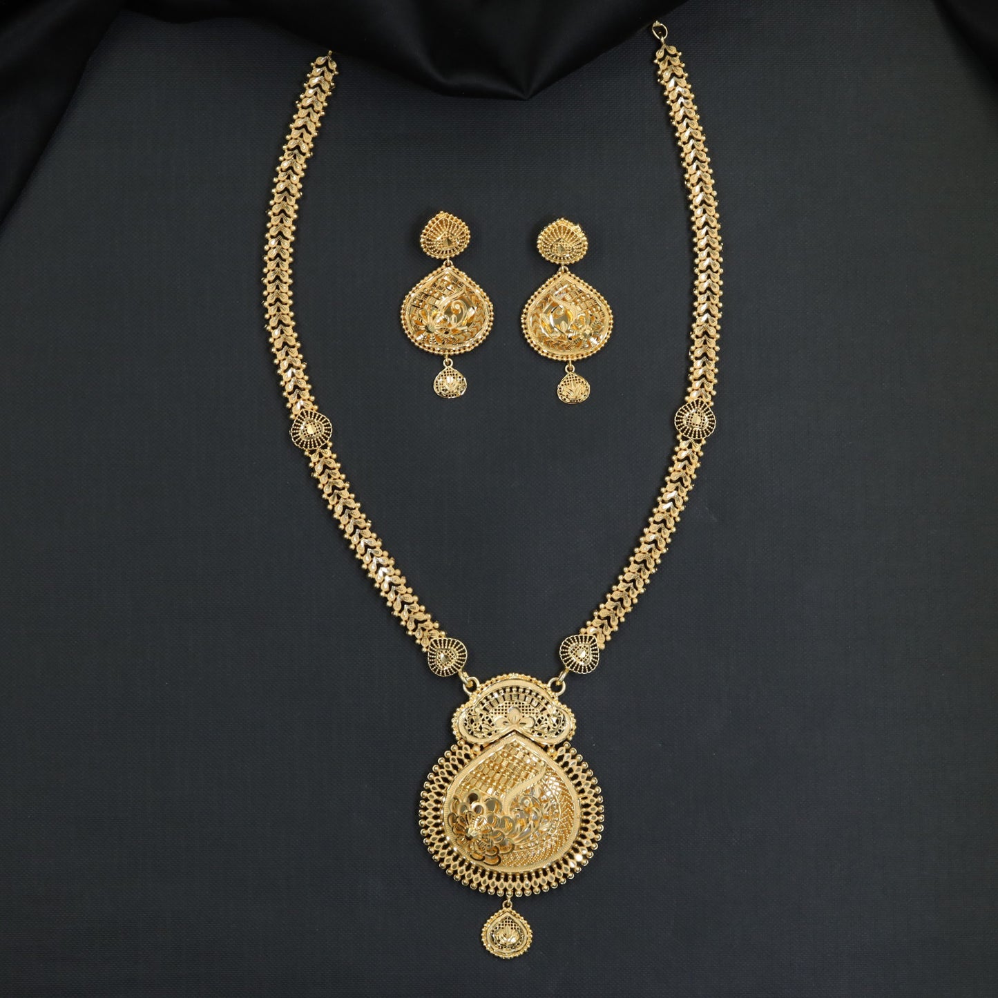 Fine Petal Link Forming Long Haara with Detailed Oval Pendant
