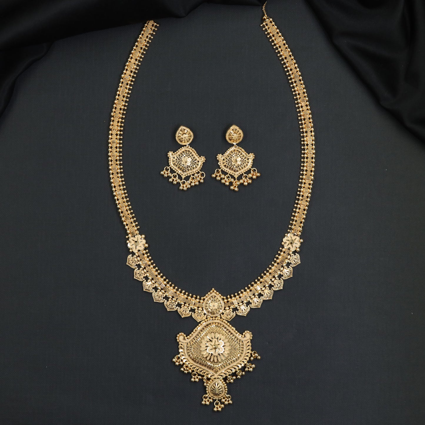 Elegant Linkwork Forming Long Haara with Decorative Centre Drop