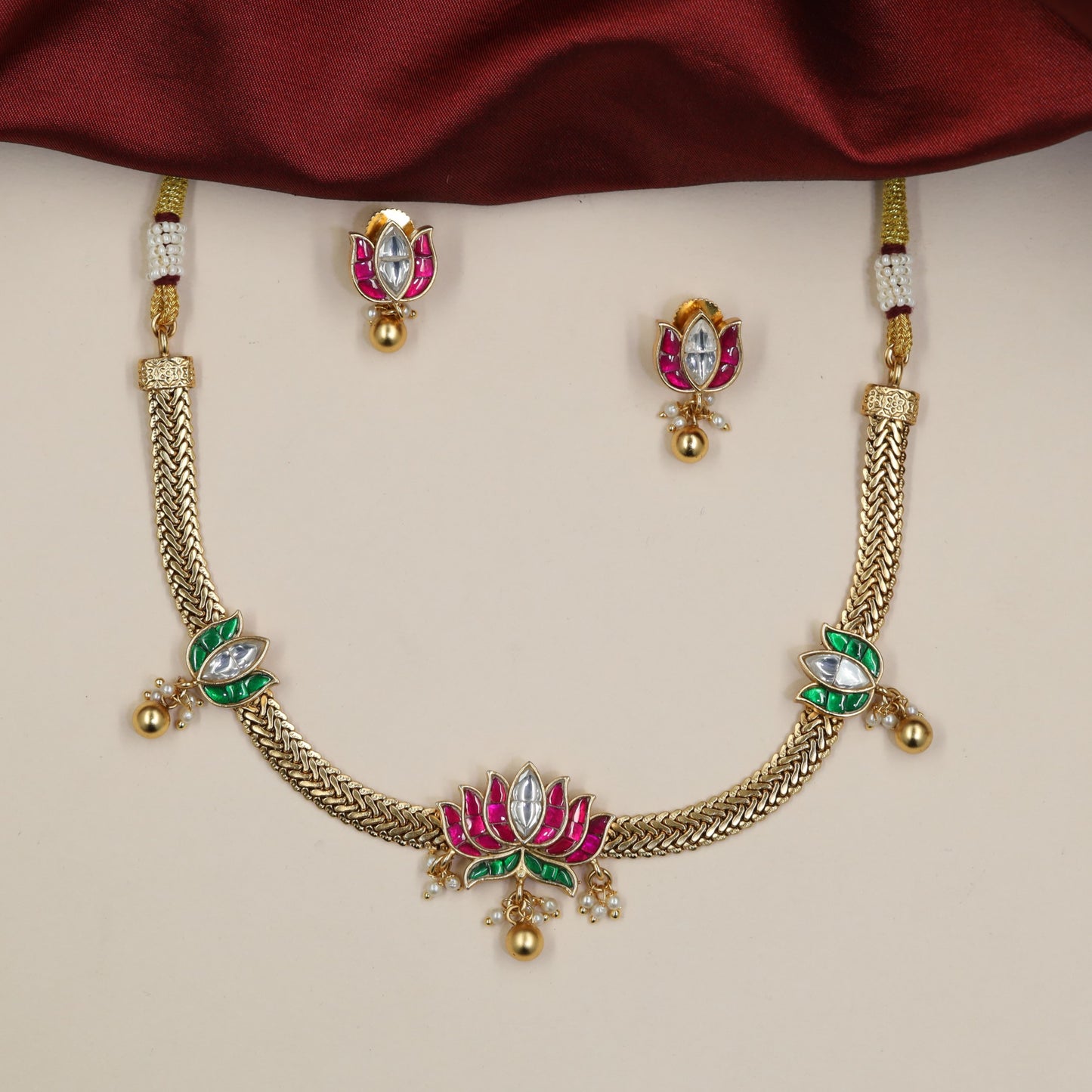 Elegant Jadau Necklace Featuring Repeated Lotus Petal Motifs