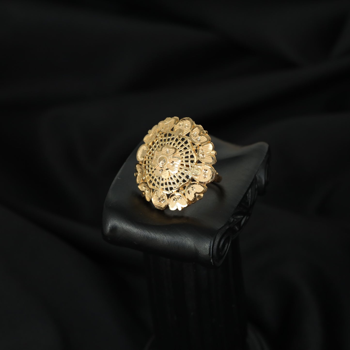 Floral lattice forming finger ring with scalloped petal framing