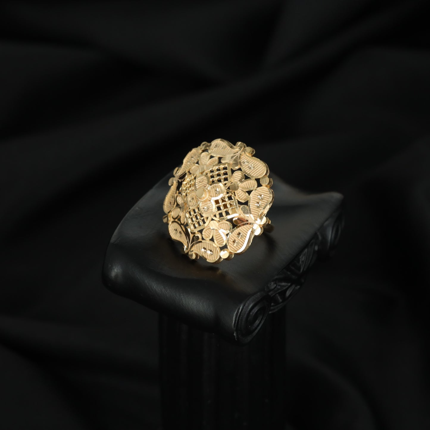 Forming Finger Ring with Sculpted Leafwork and Lattice Detailing