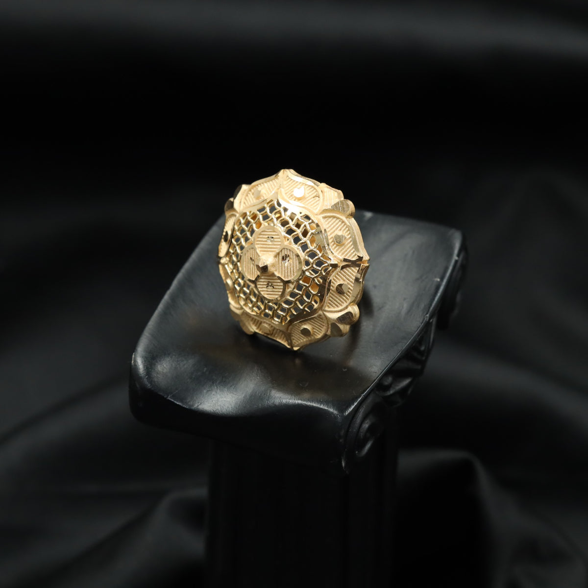 Gold Plated Flower Ring with Lattice Face & Scalloped Edge