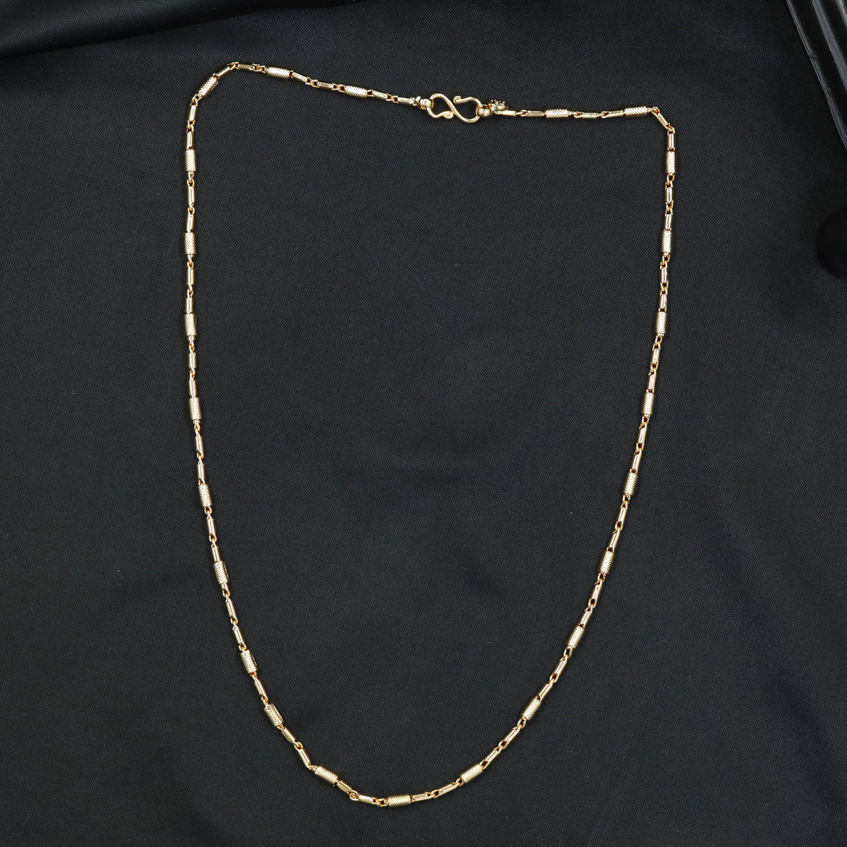 Contemporary gold chain with elegant textured elements
