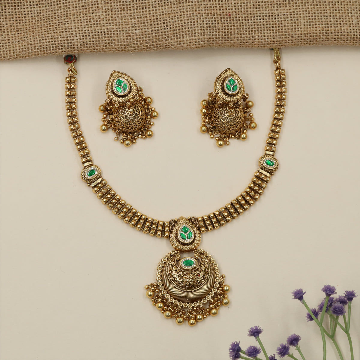 Decorative Pendant Border Antique Necklace with Textured Chain Styling
