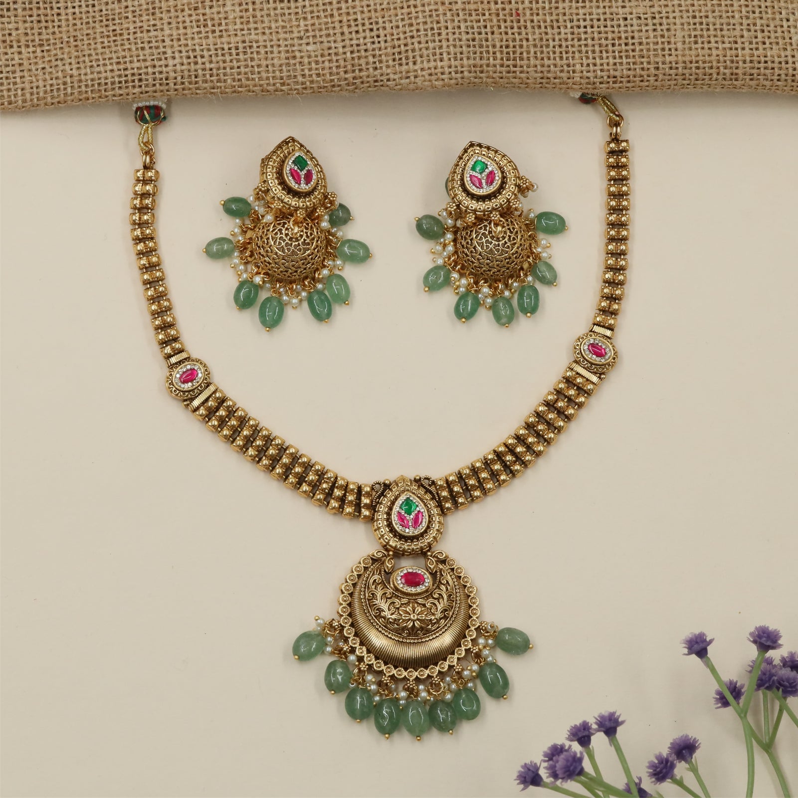 Decorative Pendant Border Antique Necklace with Textured Chain Styling