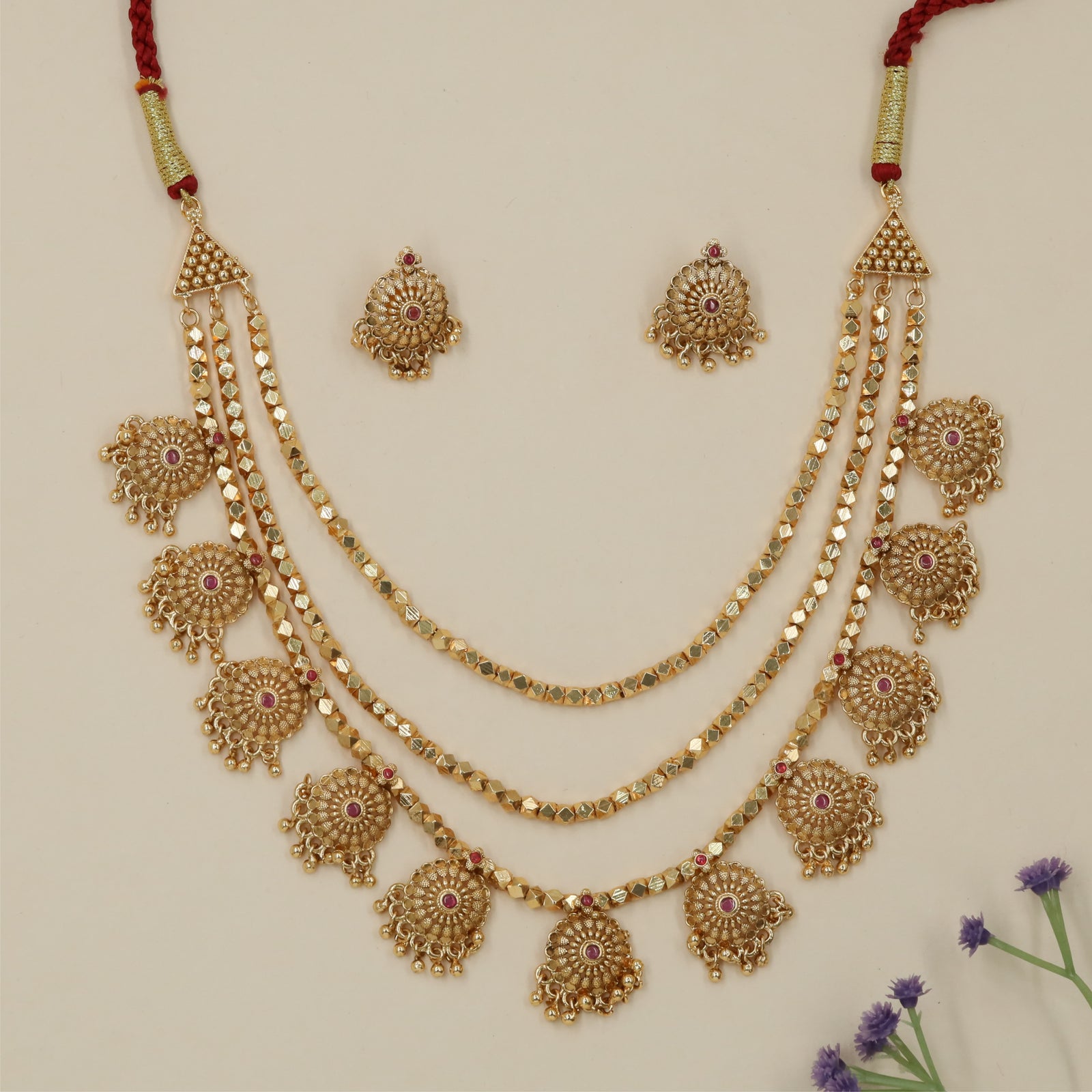 Heritage ornamental antique necklace with continuous crafted arrangement