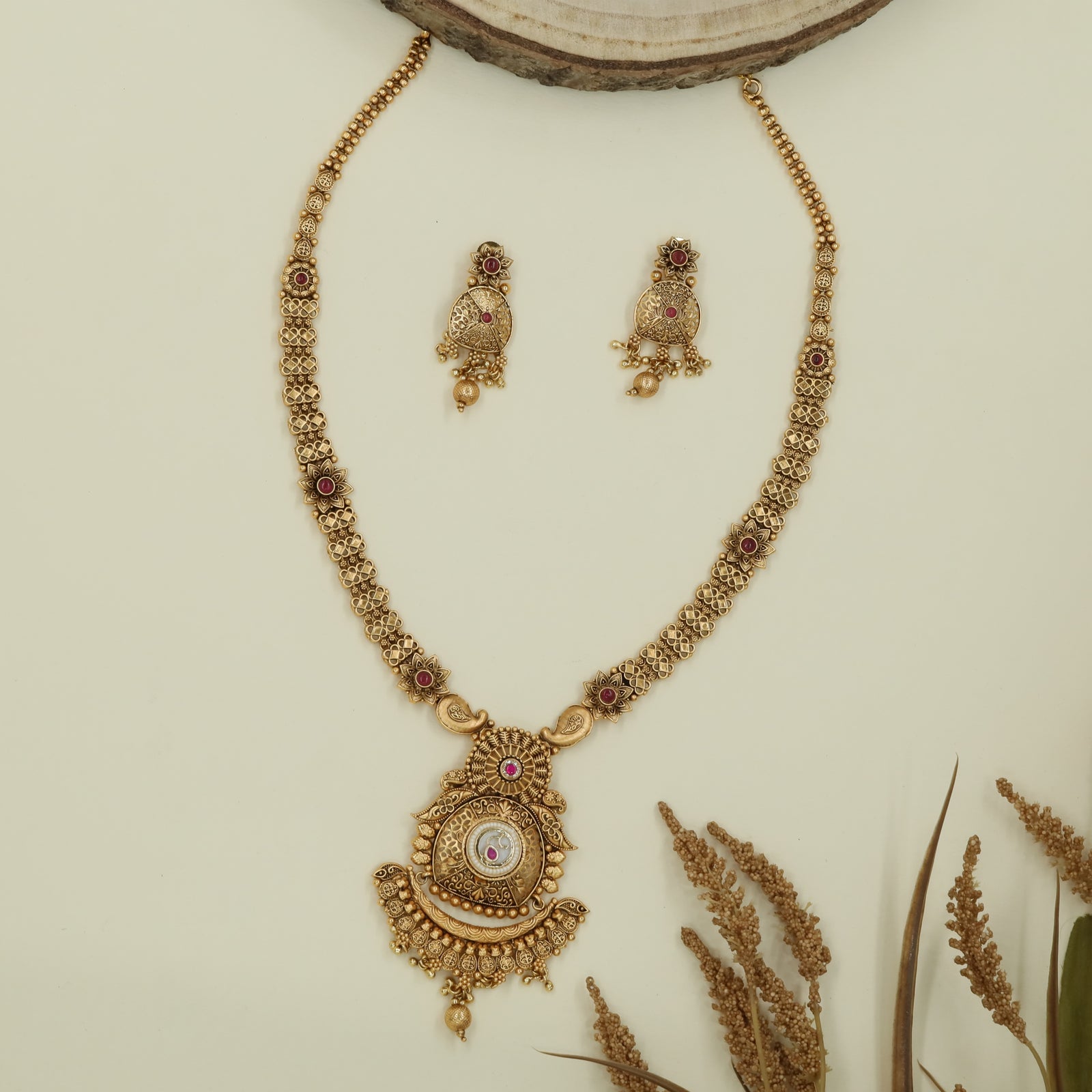 Daisy link long haara with repeating flower connectors and central drop pendant