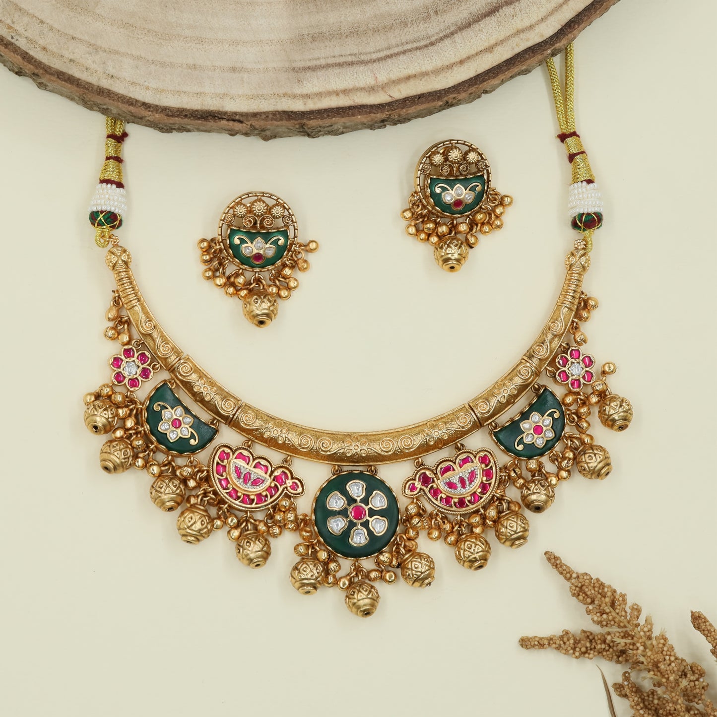 Floral insert kundan necklace with curved bar and clustered drop hangings