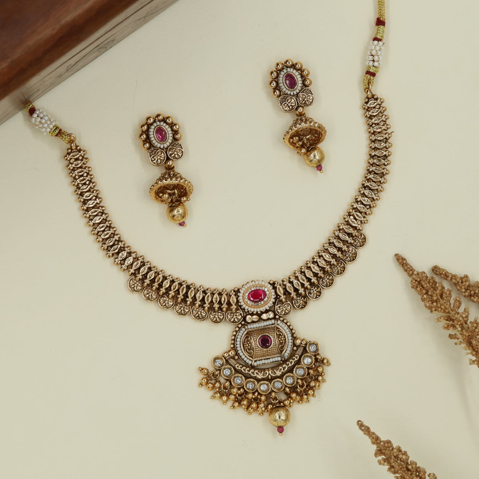 Ripple chain antique necklace with round edge elements and structured pendant