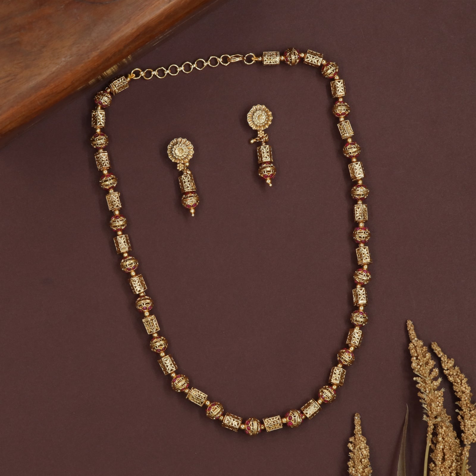 Flowing bead alignment antique beads necklace with repeating cylindrical carvings and round accents