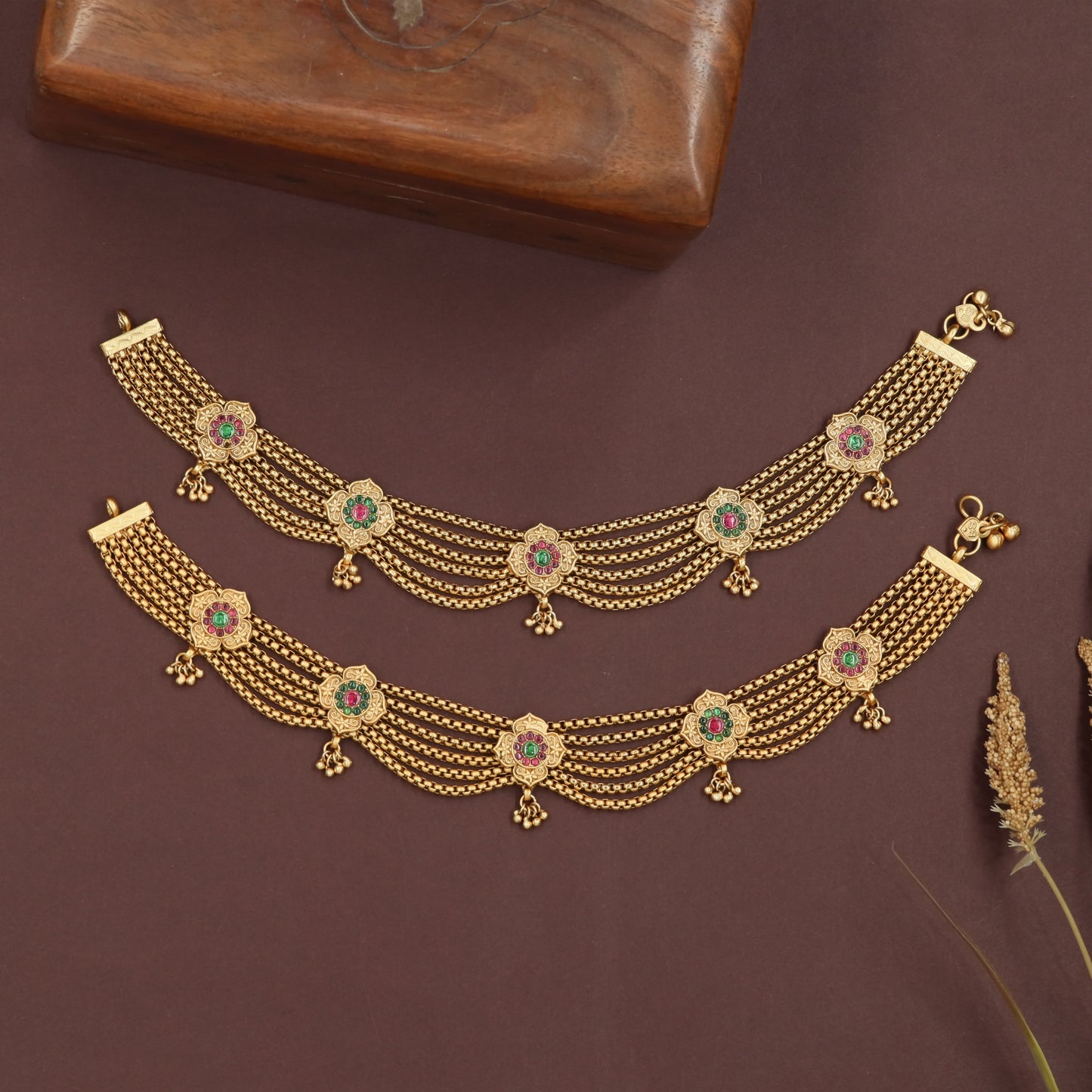 Flowing strand payal with repeated chains and decorative connector discs