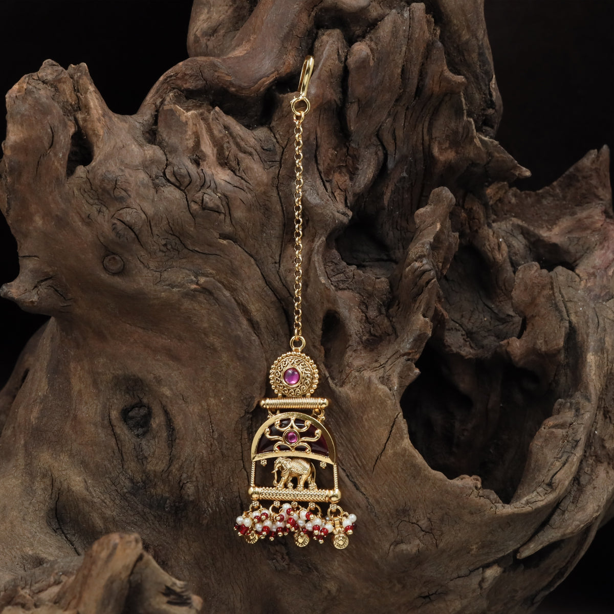 Emblem Frame Kundan Tikka with Curved Arch Layout