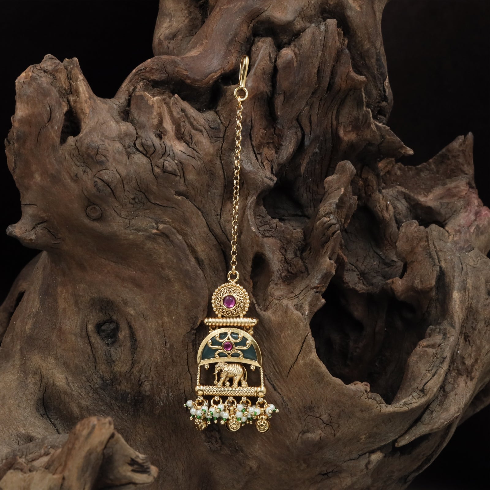 Emblem Frame Kundan Tikka with Curved Arch Layout