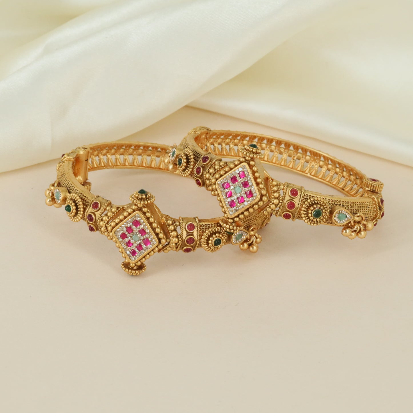 Grid pattern centerpiece Kundan bangles with ornate detailing
