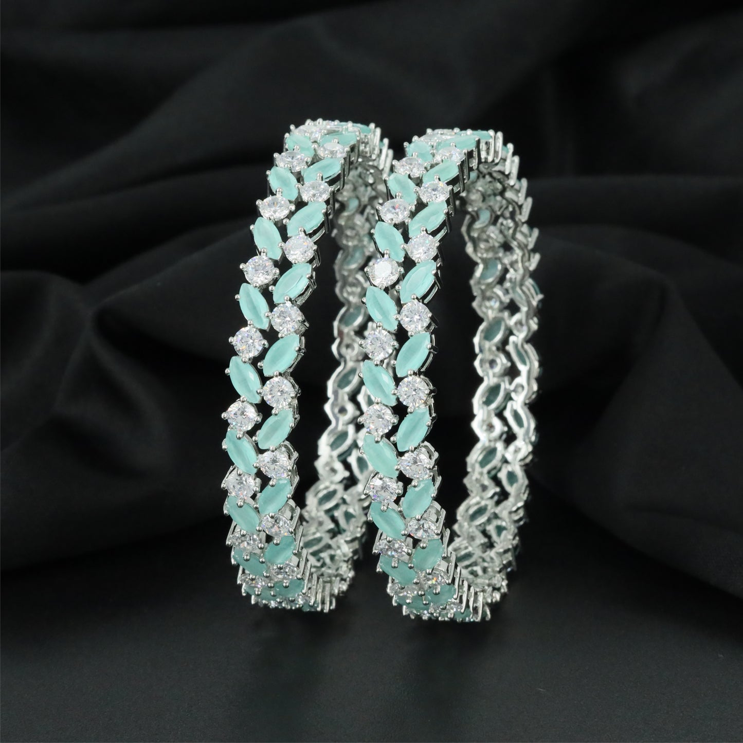 repeating leaf-shaped settings alternating with round clusters and fine connecting links.