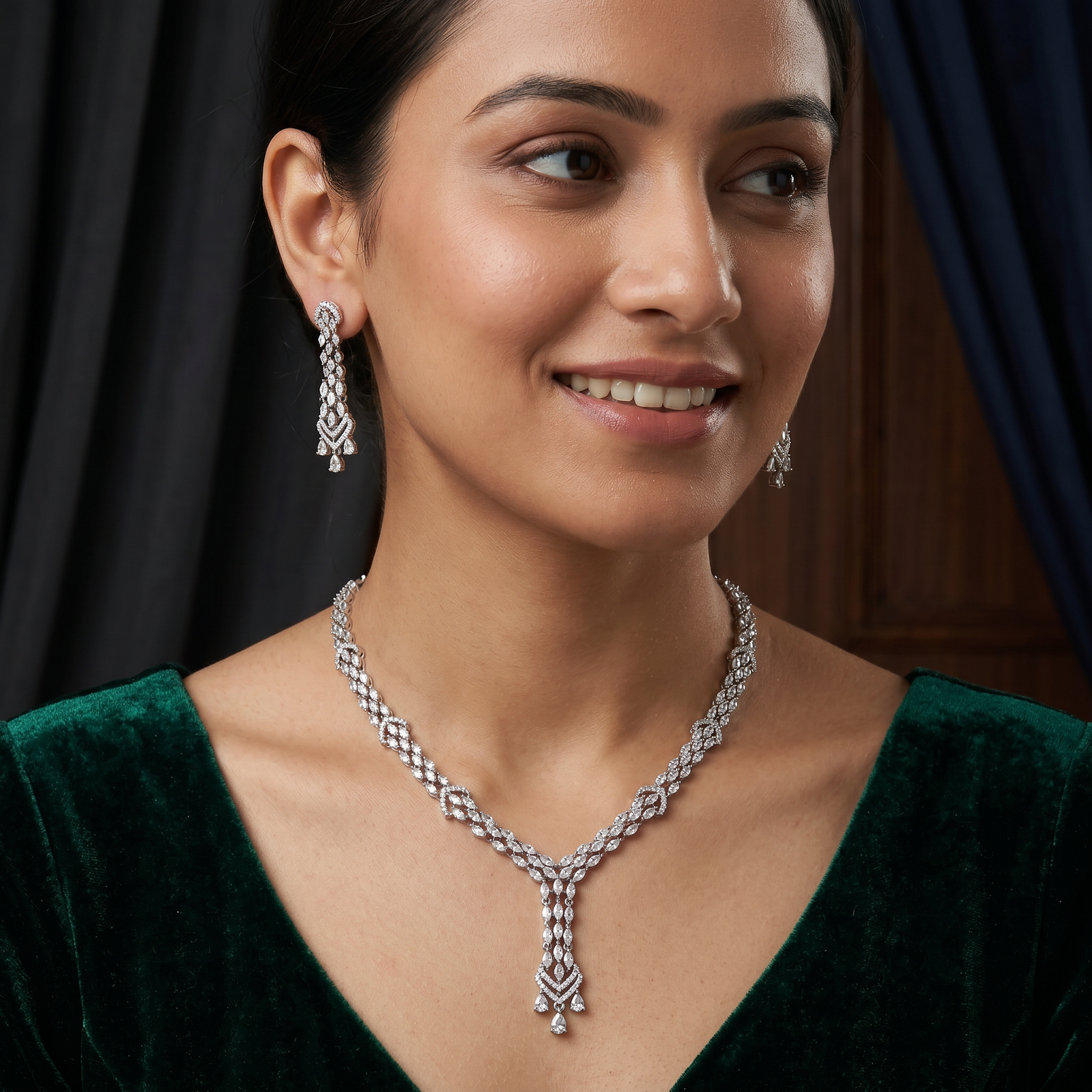 Stylish Twist Link Crystal Necklace for Partywear