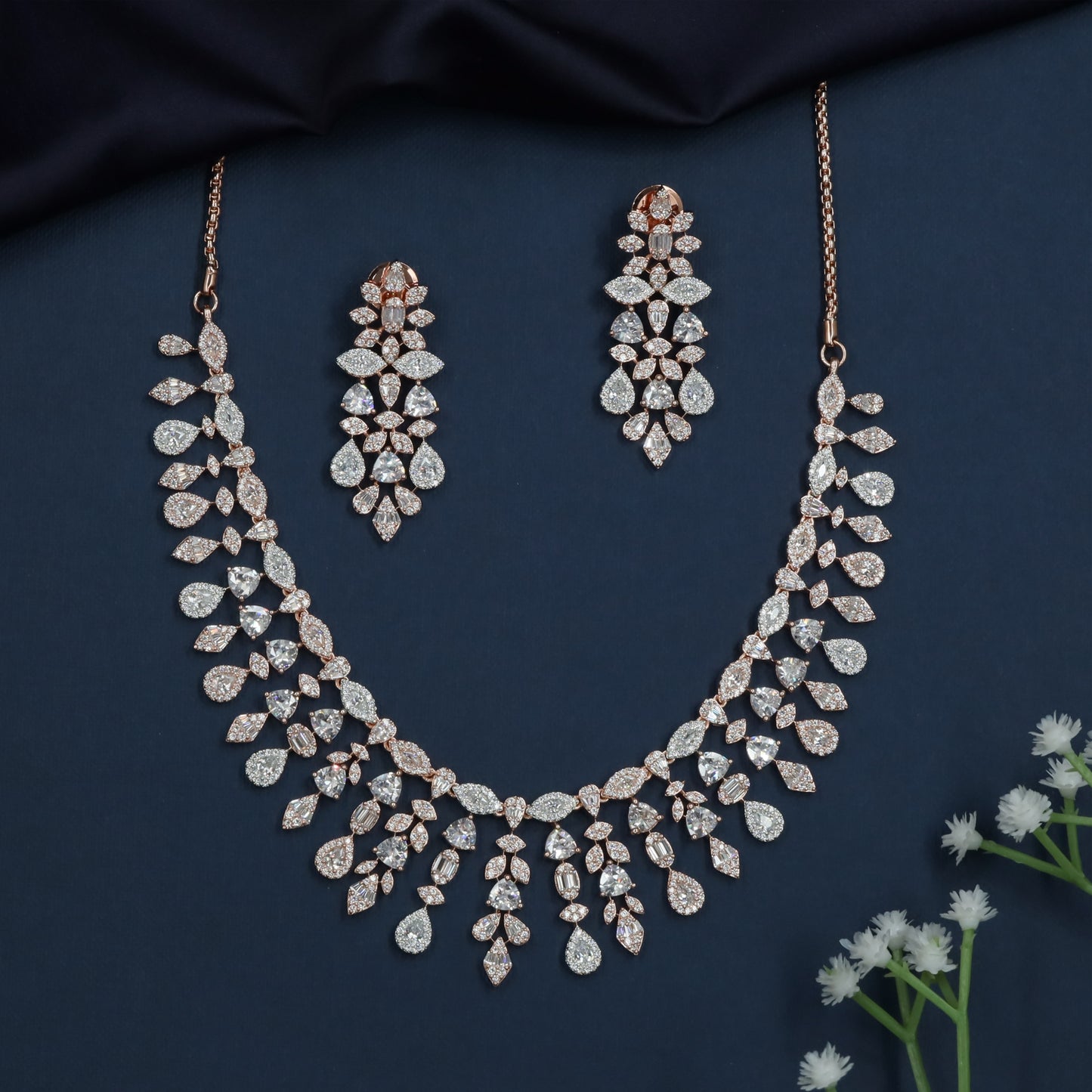 Elegant Hanging Leaf Pattern Necklace for Reception Look