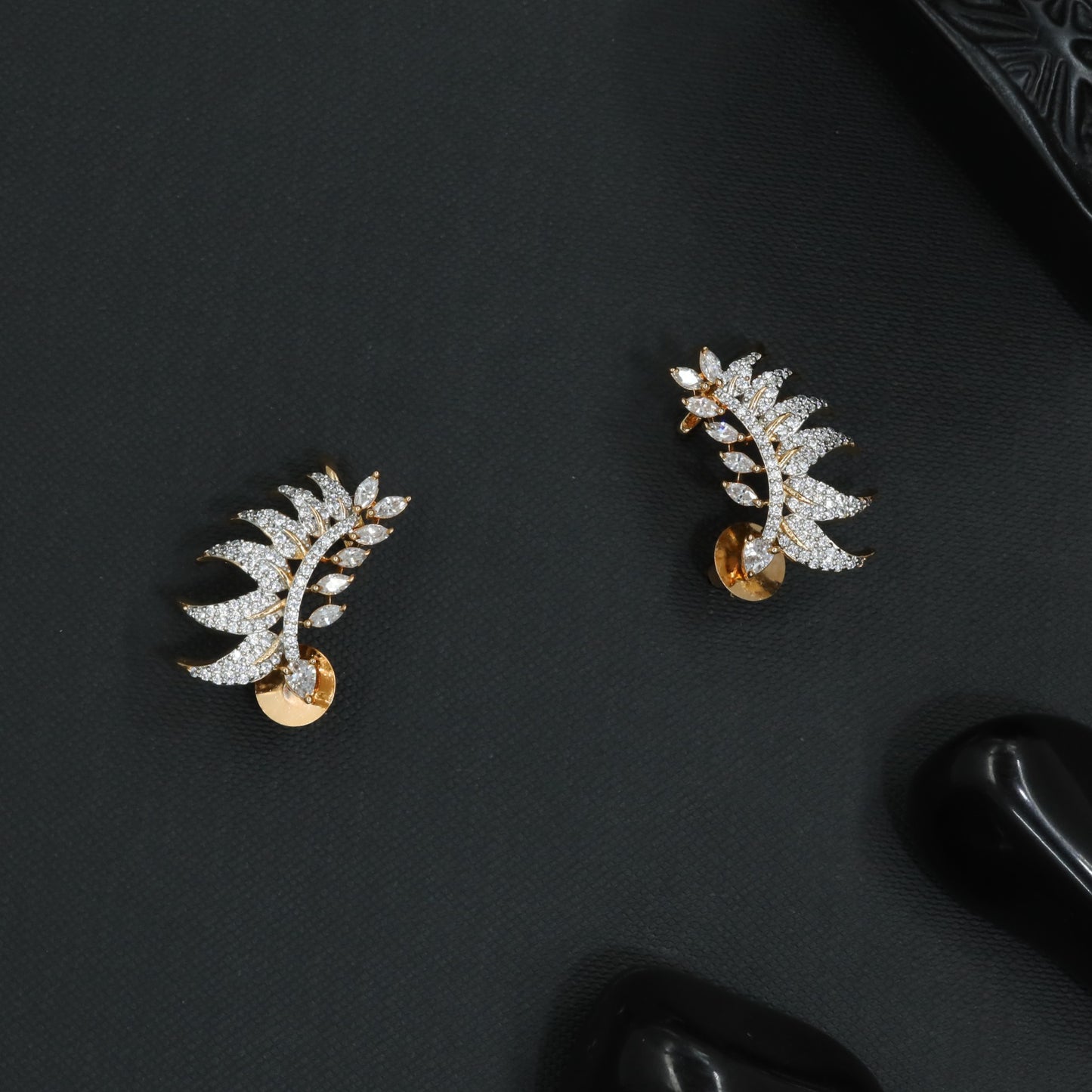 Dewdrop Curve Stud with Sculpted Side Sweep
