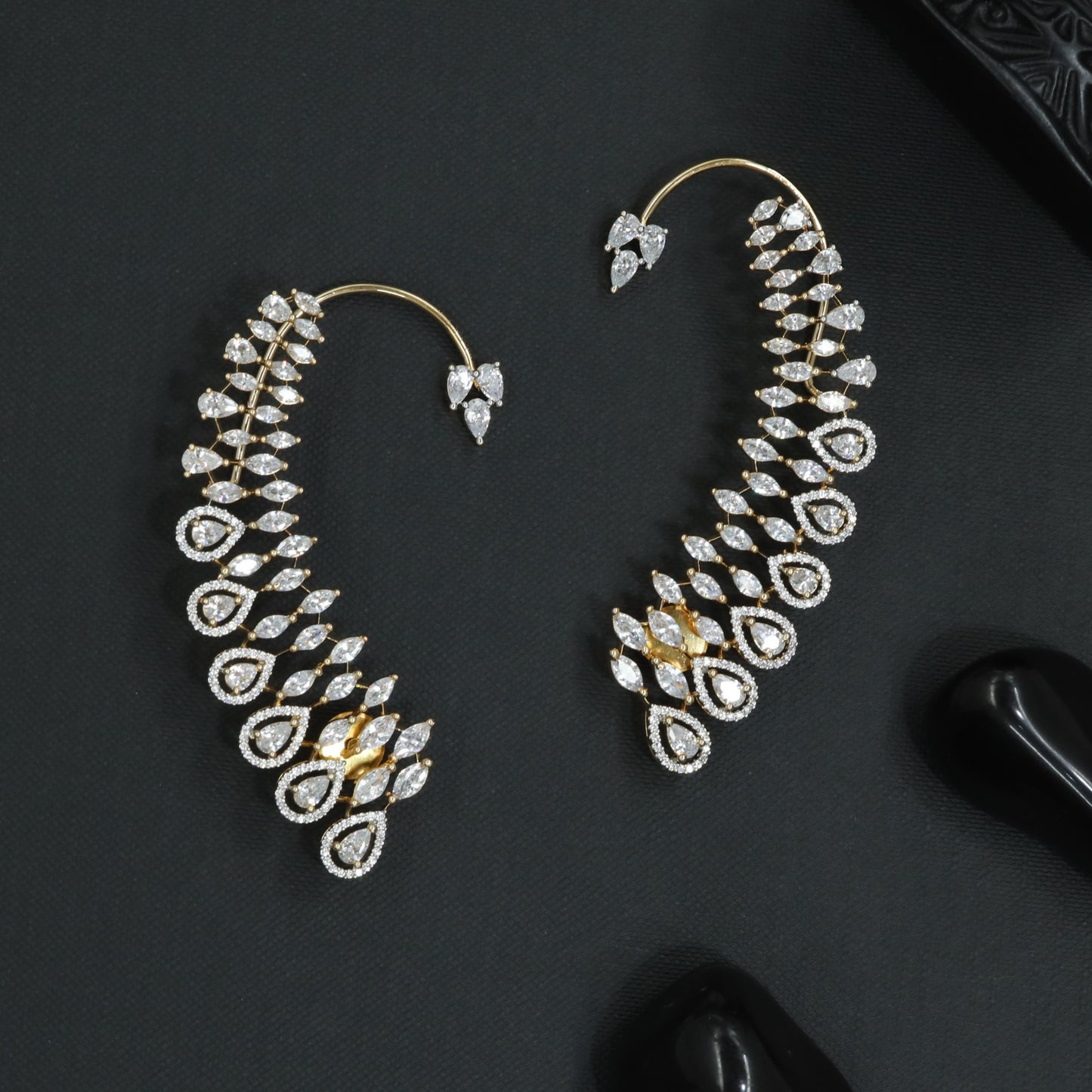 Bloom Curve Earcuff with Graduated Oval Borders